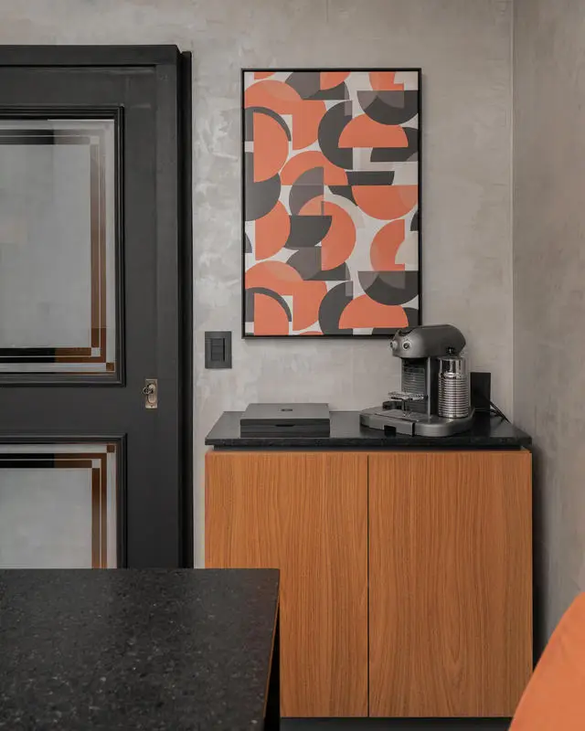 TM_projeto_reforma_madeira_marcenaria_porto_alegre_apartamento_larissa_bassi_cozinha_ilha_peninsula_moderno_concreto_preto_laranja (6)