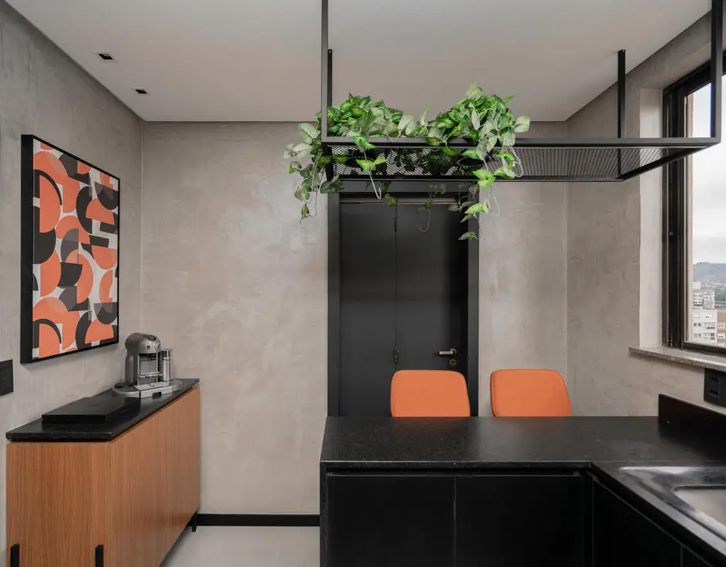 TM_projeto_reforma_madeira_marcenaria_porto_alegre_apartamento_larissa_bassi_cozinha_ilha_peninsula_moderno_concreto_preto_laranja (7)