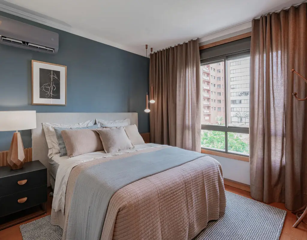 TM_projeto_reforma_madeira_marcenaria_porto_alegre_apartamento_larissa_bassi_dormitorio_casal_suite_azul_cabeceira_madeira_moderno_concreto (2)