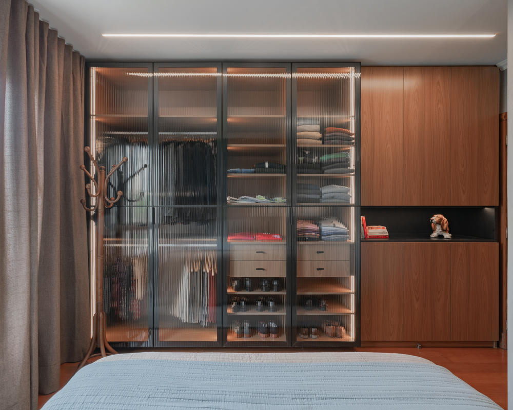 TM_projeto_reforma_madeira_marcenaria_porto_alegre_apartamento_larissa_bassi_dormitorio_casal_suite_azul_cabeceira_madeira_moderno_concreto (5)