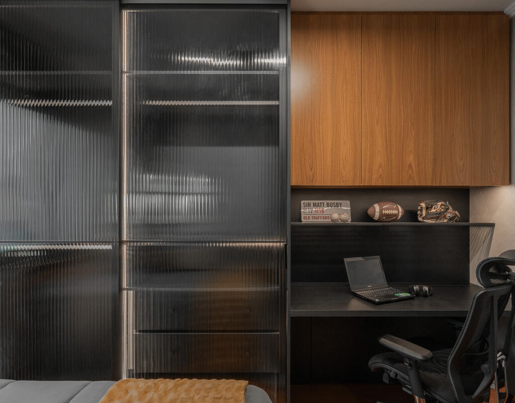TM_projeto_reforma_madeira_marcenaria_porto_alegre_apartamento_larissa_bassi_dormitorio_jovem_concreto_preto_moderno (7)