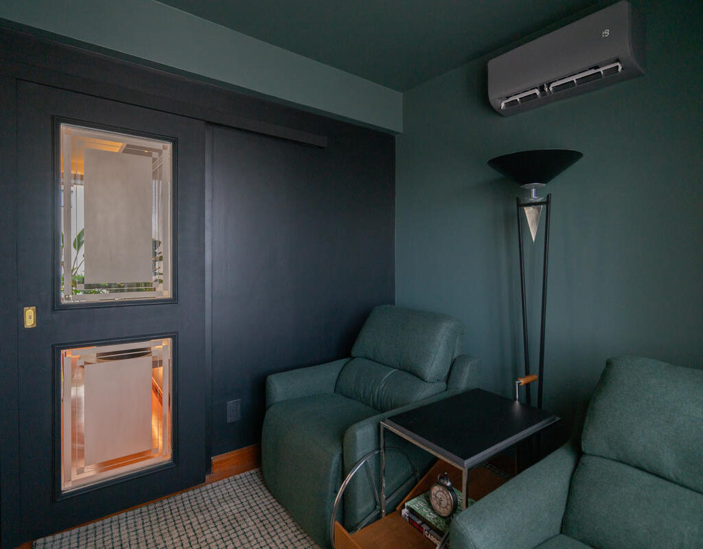 TM_projeto_reforma_madeira_marcenaria_porto_alegre_apartamento_larissa_bassi_home_teather_sala_poltrona_tv_cinema_verde (1)