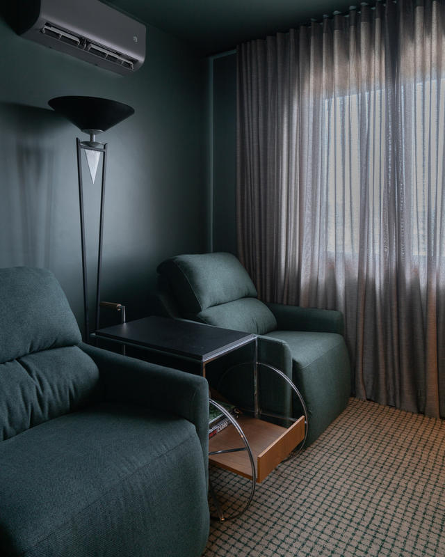TM_projeto_reforma_madeira_marcenaria_porto_alegre_apartamento_larissa_bassi_home_teather_sala_poltrona_tv_cinema_verde (3)