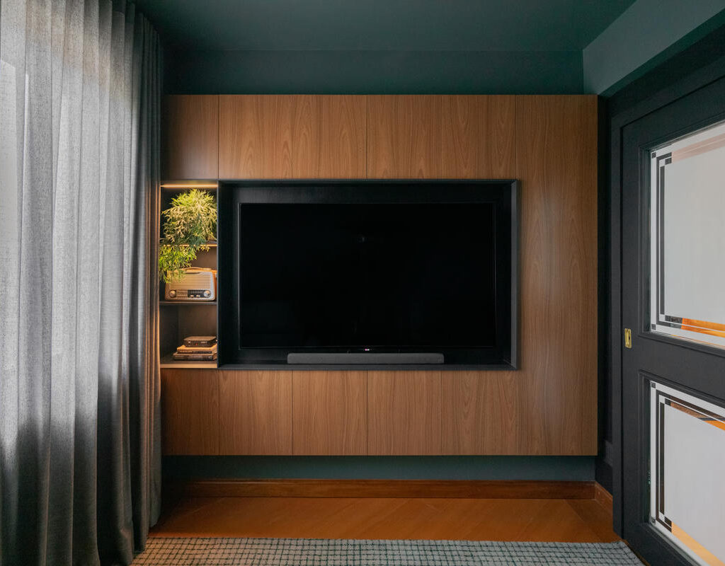 TM_projeto_reforma_madeira_marcenaria_porto_alegre_apartamento_larissa_bassi_home_teather_sala_poltrona_tv_cinema_verde (4)
