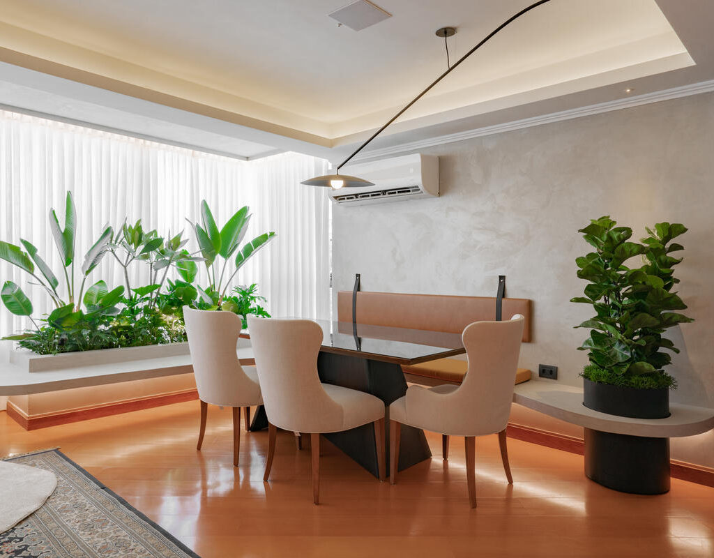 TM_projeto_reforma_madeira_marcenaria_porto_alegre_apartamento_larissa_bassi_living_sala_jantar_sofa_banco_concreto_moderno_lareira_quadros (1)