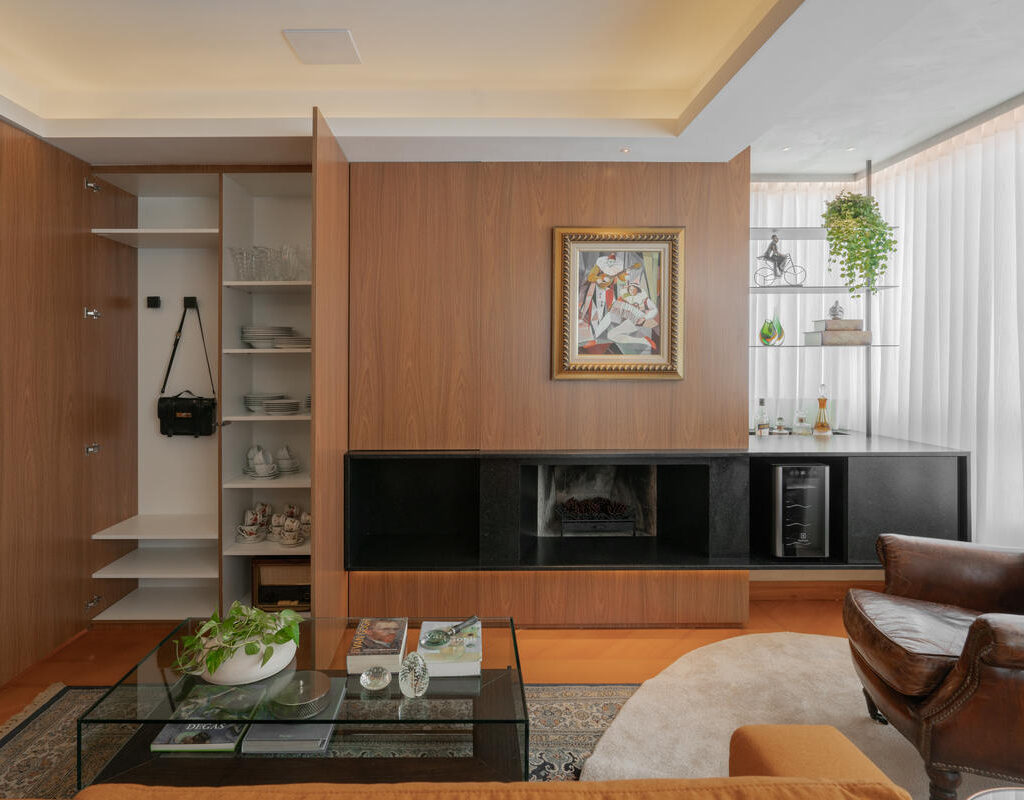TM_projeto_reforma_madeira_marcenaria_porto_alegre_apartamento_larissa_bassi_living_sala_jantar_sofa_banco_concreto_moderno_lareira_quadros (10)