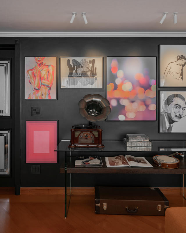 TM_projeto_reforma_madeira_marcenaria_porto_alegre_apartamento_larissa_bassi_living_sala_jantar_sofa_banco_concreto_moderno_lareira_quadros (17)