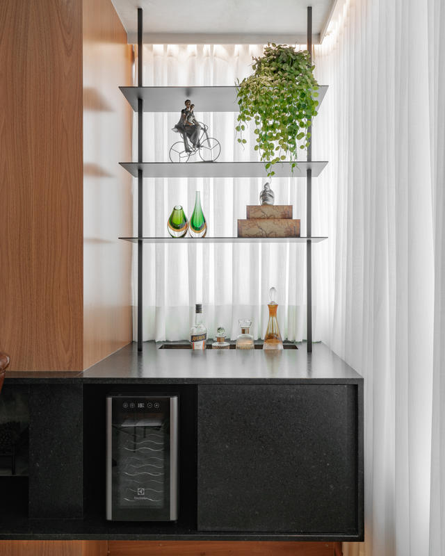 TM_projeto_reforma_madeira_marcenaria_porto_alegre_apartamento_larissa_bassi_living_sala_jantar_sofa_banco_concreto_moderno_lareira_quadros (20)