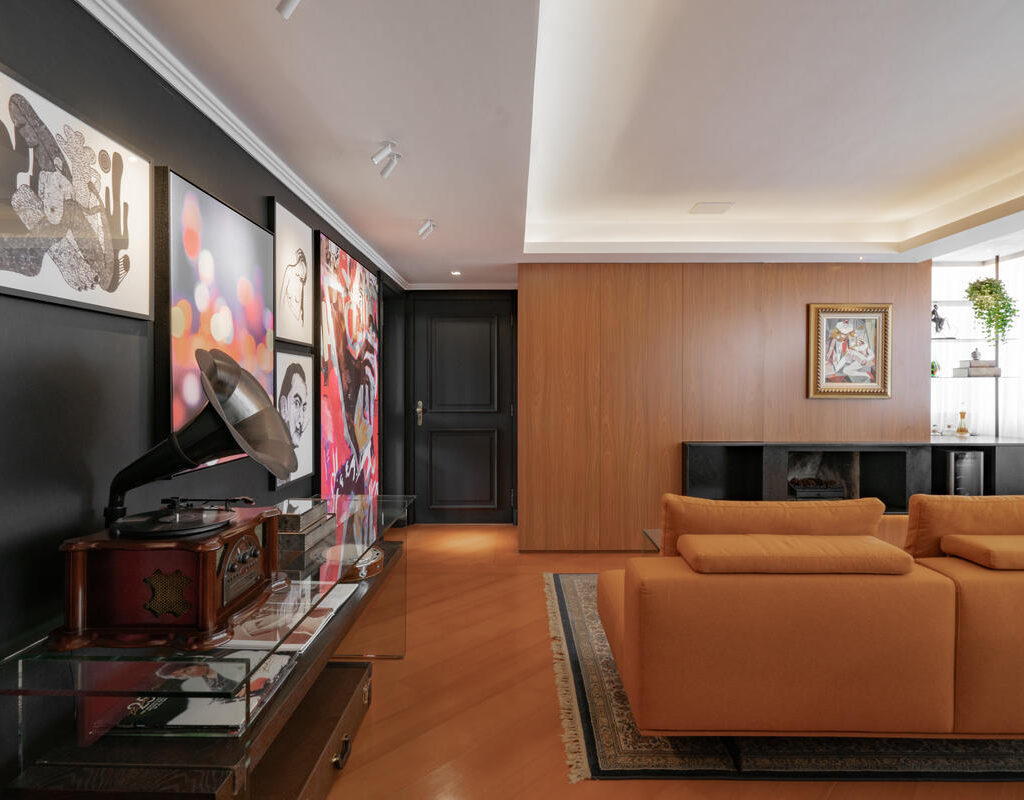 TM_projeto_reforma_madeira_marcenaria_porto_alegre_apartamento_larissa_bassi_living_sala_jantar_sofa_banco_concreto_moderno_lareira_quadros (21)