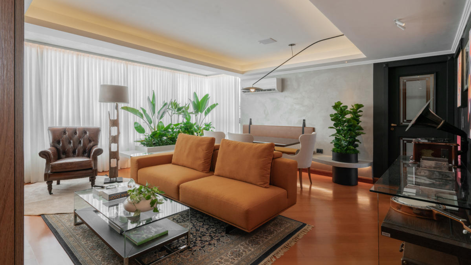 TM_projeto_reforma_madeira_marcenaria_porto_alegre_apartamento_larissa_bassi_living_sala_jantar_sofa_banco_concreto_moderno_lareira_quadros (6)