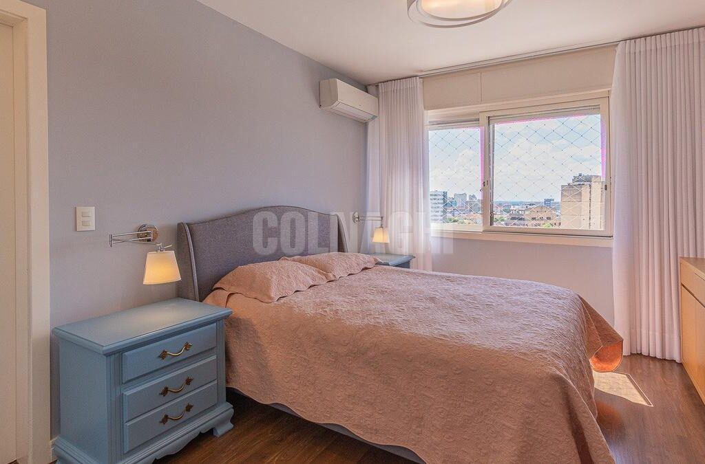 Cama estofada sob medida com criados-mudos assimétricos na suíte planejada